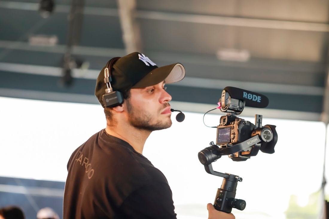 Juan filmando com gimbal e microfone no Surreal Park