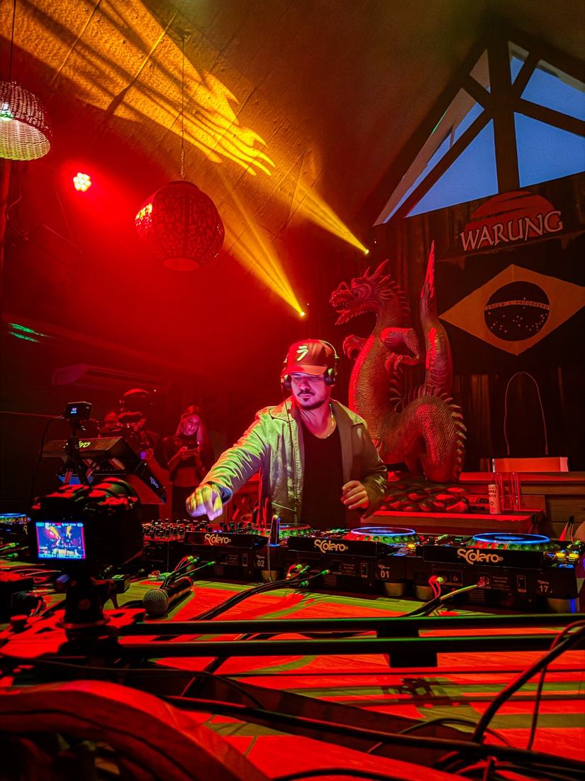 Câmera gravando o DJ no Warung