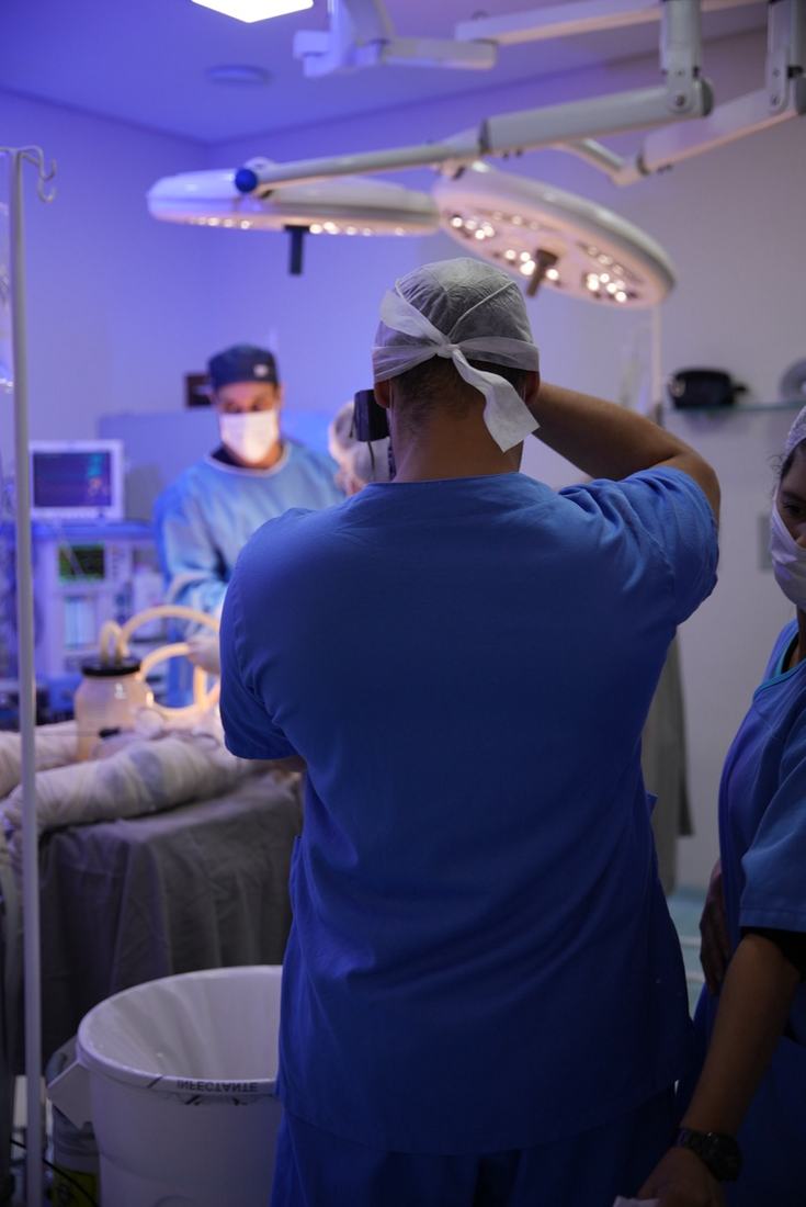 Juan acompanhando uma cirurgia no centro cirúrgico